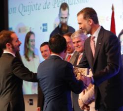 Don Felipe entrega la Mención honorífica en Periodismo Digital a los bolivianos Genciano Pedriel y Javier Sauras